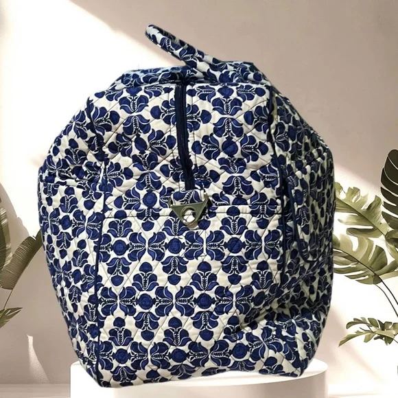 Vera Bradley NEW  HUGE traveler tote. Has the shoulder strap. No callouts - Picture 5 of 9